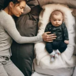 Une babysitter rassurante avec un bébé dont elle a la responsabilité