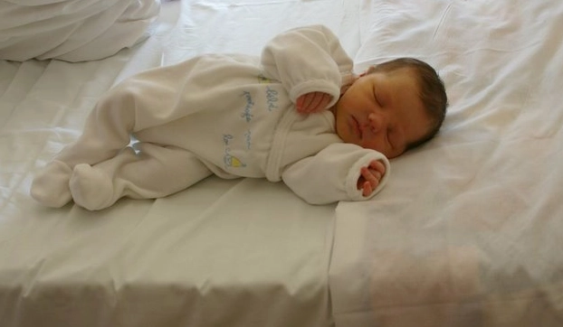 Bébé qui dort dans son premier pyjama