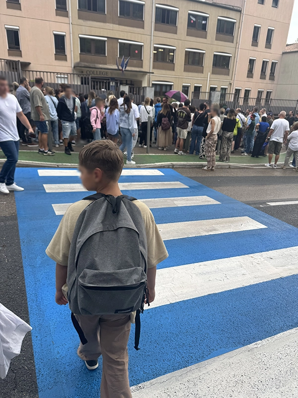Un enfant rentre au collège pour son premier jours