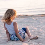 Un enfant sur la plage pendant les vacances