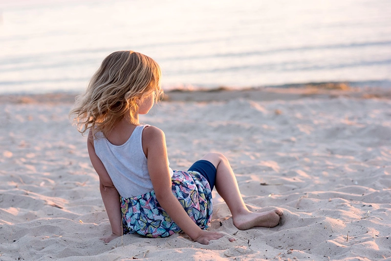 Un enfant sur la plage pendant les vacances