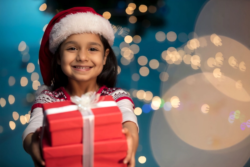 Enfant qui fait un cadeau