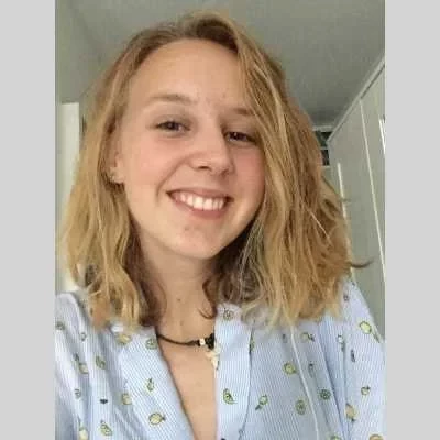 Julie, babysitter à Menton