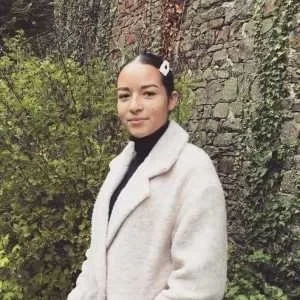 Marine, babysitter à Le Pertre