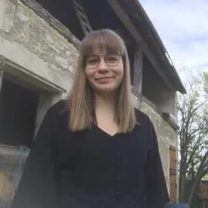 Manon , babysitter à Montlouis