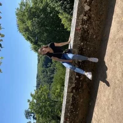 Louise, babysitter à Serris