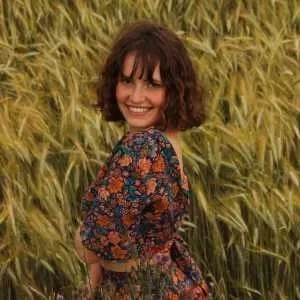 Flora, babysitter à Cours de Pile