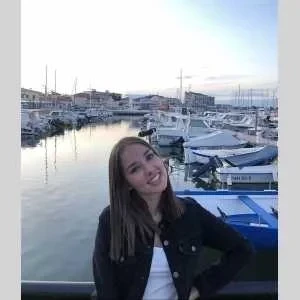 Flora, babysitter à Bourdic