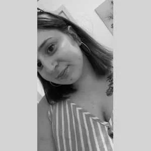 Julie , babysitter à Varennes Vauzelles