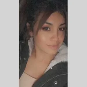 Reina , babysitter à Guernes