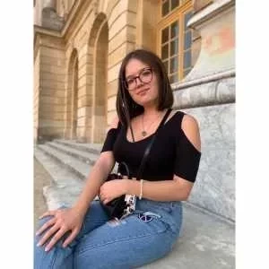 Nawel , babysitter à Magny les Hameaux