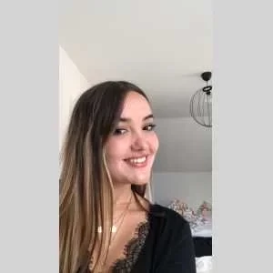 Lena, babysitter à Le Houlme