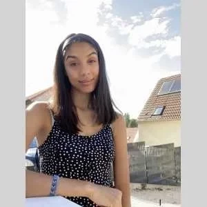 Inès , babysitter à Egly