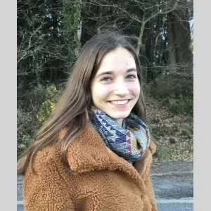 Flora, babysitter à Saint Ave