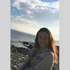 Jade , babysitter à Ploulec h