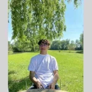 Theo, babysitter à Givry