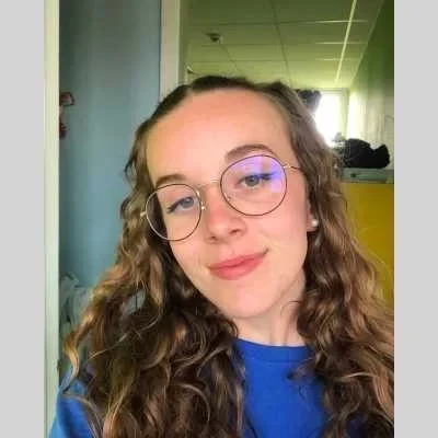 Chloe, babysitter à Checy