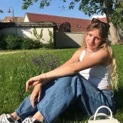 Laura perrin , babysitter à Perrigny les Dijon