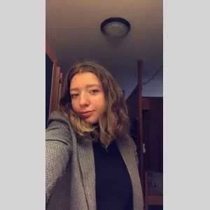 Julia , babysitter à Premesques