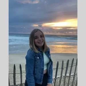 Lou-anne, babysitter à Porte des Pierres Dorees