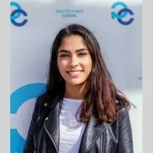 Eya, babysitter à Valbonne