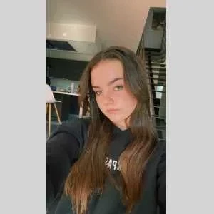 Louise, babysitter à Cailloux sur Fontaines