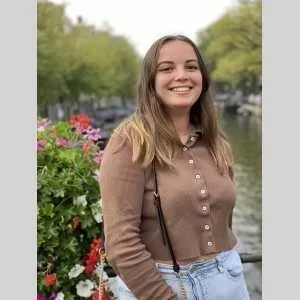 Ellyne, babysitter à Le Mans