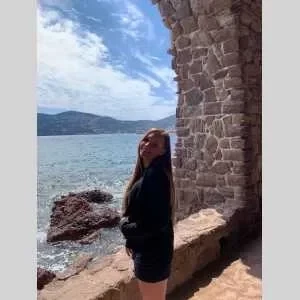 Nina, babysitter à Cannes