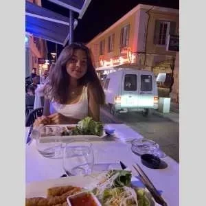 Lola, babysitter à Sainte Genevieve des Bois