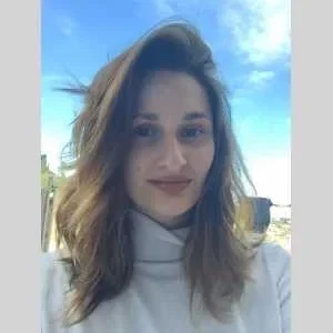 Chloé , babysitter à Hyeres