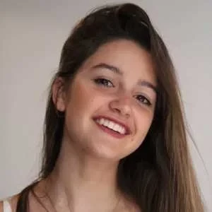 Eva , babysitter à Mazerolles