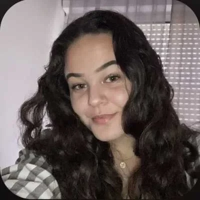 Mya, babysitter à Plaintel