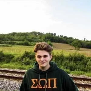 Enzo, babysitter à Lamothe Montravel