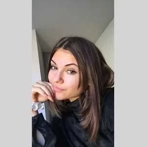 Chloe, babysitter à Monein