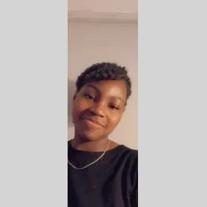 Janelle , babysitter à Bondy