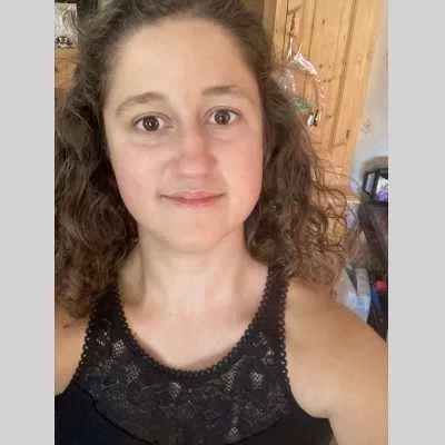 Julie, babysitter à Saint Laurent des Arbres