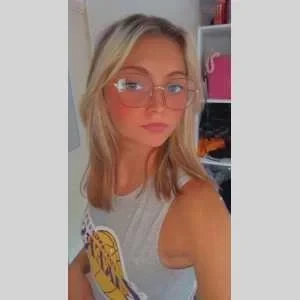 Schareina, babysitter à Bruille Saint Amand