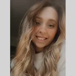 Léa , babysitter à Saint Saturnin les Avignon