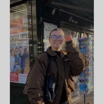 Louna, babysitter à Fayence