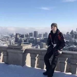 Noah, babysitter à Sene