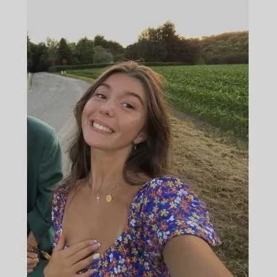 Danae, babysitter à Moustoir Ac