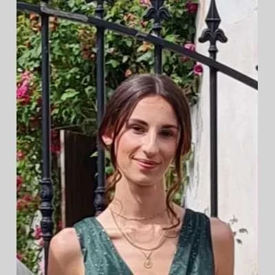 Chloé , babysitter à Courpière