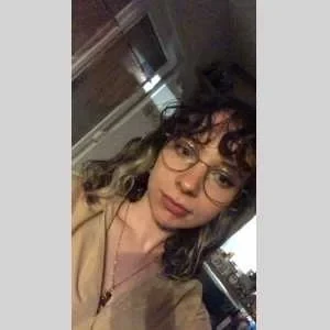 Julie, babysitter à Guines