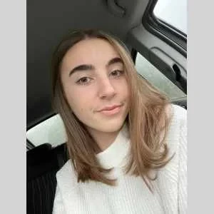 Julia, babysitter à Saint Mard