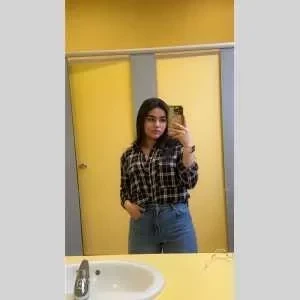 Julia , babysitter à Saint Jean de la Ruelle