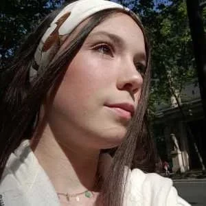 Louise , babysitter à Paris