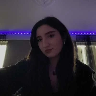 Matea , babysitter à Contes