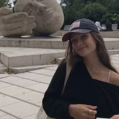 Louise, babysitter à Auvers Saint Georges