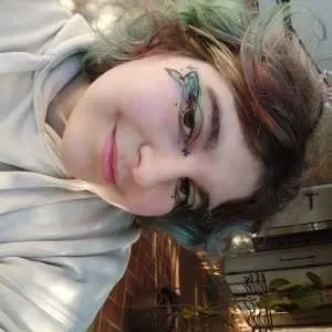 Léa , babysitter à Eyguieres