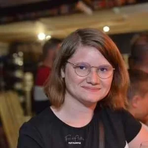 Ines, babysitter à Naintre